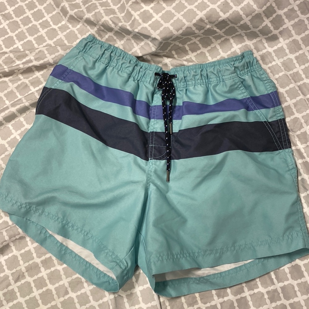 American Eagle
Swim trunks 
Size medium
Mesh podcast 
Velcro back pocket